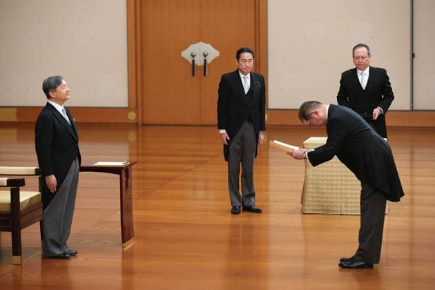 News Themen der Woche KW40 News Bilder des Tages Inauguration of Japan PM Ishiba s Cabinet Japanese Prime Minister Shigeru Ishiba (R, front) is formally inaugurated in a ceremony with Emperor Naruhito (L) at the Imperial Palace in Tokyo after being elected as the head of the government by parliament on Oct. 1, 2024. Seen second from left is former Prime Minister Fumio Kishida. (Pool photo)  A14AA0003526518P