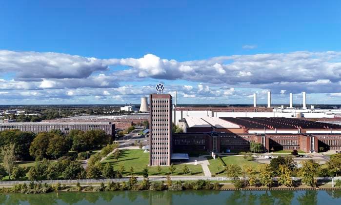 Volkswagen VW Logo auf dem Markenhochaus der Konzernzentrale in Wolfsburg, 29.09.2024. Der Volkswagen-Konzern hat für die deutschen Werke Sparmaßnahmen angekündigt. Wolfsburg Niedersachsen Deutschland *** Volkswagen VW logo on the brand tower at Group headquarters in Wolfsburg, 29 09 2024 The Volkswagen Group has announced cost-cutting measures for its German plants Wolfsburg Lower Saxony Germany