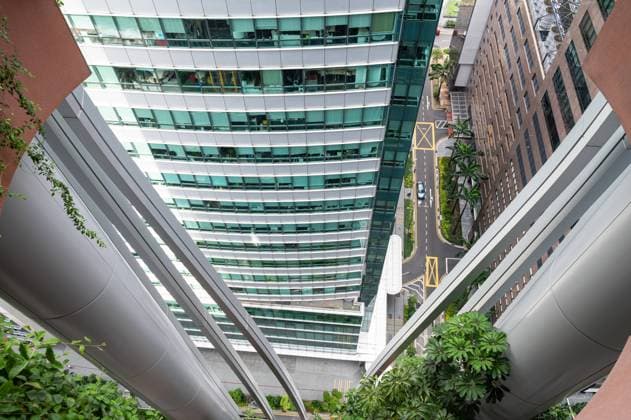 01 08 2023, Singapore, Republic of Singapore, Asia View from the Green Oasis viewing terrace along the green facade of the new CapitaSpring skyscraper to the business center with its office towers and canyons of houses at Raffles Place