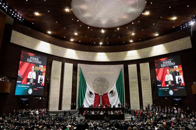 News Bilder des Tages Claudia Sheinbaum Sworn In As Mexico s First Woman President Claudia Sheinbaum (off-white dress), president of Mexico, in Mexico City, Mexico, on October 1, 2024, at the Chamber of Deputies, after receiving the presidential sash from Andres Manuel Lopez Obrador, former president of Mexico. Mexico City Mexico City Mexico  Copyright: xGerardoxVieyrax originalFilename: vieyra-notitle241001_npauQ.jpg