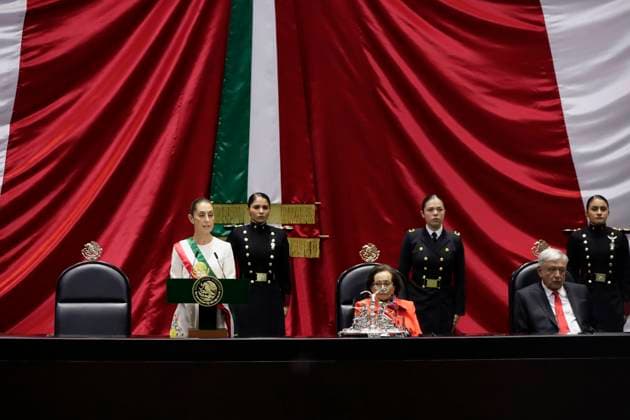 Claudia Sheinbaum Sworn In As Mexico s First Woman President Claudia Sheinbaum (off-white dress), president of Mexico, in Mexico City, Mexico, on October 1, 2024, at the Chamber of Deputies, after receiving the presidential sash from Andres Manuel Lopez Obrador, former president of Mexico. Mexico City Mexico City Mexico  Copyright: xGerardoxVieyrax originalFilename: vieyra-notitle241001_npjBj.jpg