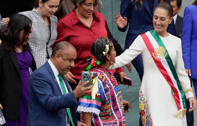 Claudia Sheinbaum Sworn In As Mexico s First Woman President Claudia Sheinbaum, president of Mexico, greets supporters in Mexico City, Mexico, on October 1, 2024, at the Chamber of Deputies after receiving the presidential sash from Andres Manuel Lopez Obrador, former president of Mexico. Mexico City Mexico City Mexico  Copyright: xGerardoxVieyrax originalFilename: vieyra-notitle241001_npHJa.jpg