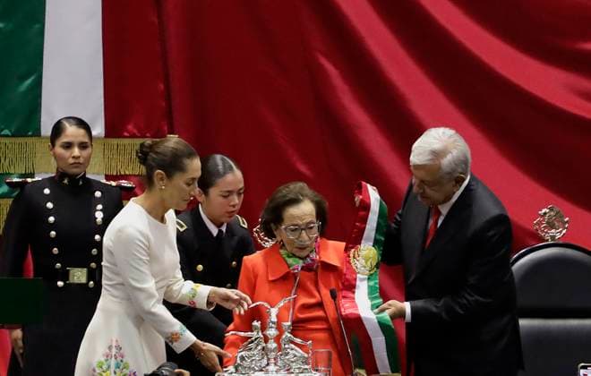 Claudia Sheinbaum Sworn In As Mexico s First Woman President Claudia Sheinbaum (bone-coloured dress) is sworn in as President of Mexico and receives the presidential sash from Andres Manuel Lopez Obrador, former President of Mexico, at the Chamber of Deputies in Mexico City, Mexico, on October 1, 2024. Mexico City Mexico City Mexico  Copyright: xGerardoxVieyrax originalFilename: vieyra-notitle241001_npWDi.jpg