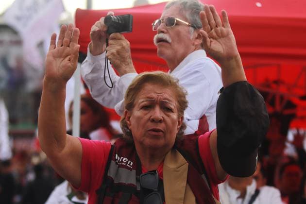 Followers of the Mexico s new president, Claudia Sheinbaum Pardo attend the Zocalo main square to witness the Ceremony of the handing over of the baton of command as part of the presidential inauguration. on October 1, 2024 in Mexico City, Mexico. Mexico City Mexico - ZUMAe321 20241001_zia_e321_091 Copyright: xCarlosxSantiagox