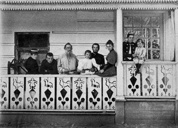 Archivbilder der Woche SPORT KW40 Leo Tolstoy, his family members and guests on front porch of his home 8775517 29.09.1892 Leo Tolstoy, his family members and guests are seen on the front porch of his home at Yasnaya Polyana. Photo courtesy of the Leo Tolstoy State Museum in Moscow. Tula region Russia  Copyright: xx