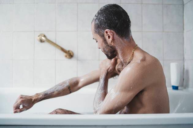 Creative Highlights Symbolfotos close up Shaved White man in bathtub lathering his arm London, England, United Kingdom R_FRBU210831-696168-01 ,model released, Symbolfoto ,property released