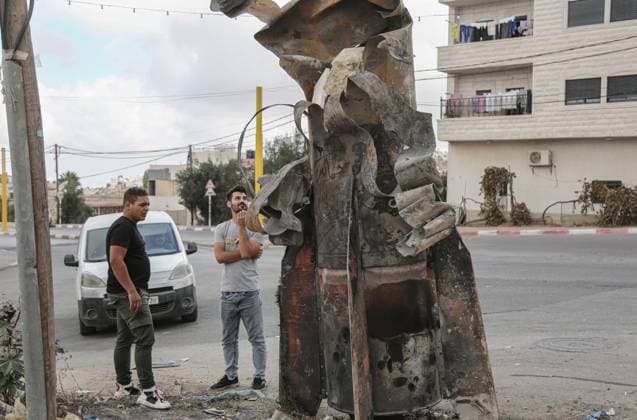 News Themen der Woche KW40 People gather around a fallen shell that was carried to the center of the square to celebrate in Hebron in the occupied West Bank People gather around a fallen shell that was carried to the center of the square to celebrate in Hebron in the occupied West Bank on October 1, 2024. Photo by Taha Abu Hussein apaimages Hebron West Bank Palestinian Territory 021024_Hebron_TH_00(11) Copyright: xapaimagesxMamounxWazwazx xapaimagesx