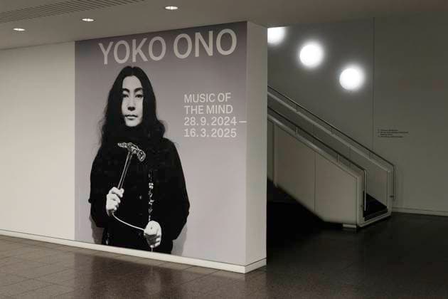 Solo exhibition Music of the Mind by Yoko Ono in Düsseldorf In the entrance hall of the Kunstsammlung Nordrhein Westfalen in Düsseldorf, the exhibition and duration are graphically indicated on the usual wall, in this case with a port