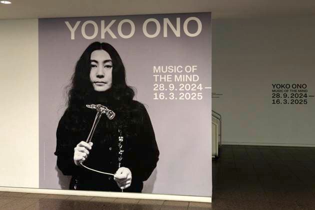 Solo exhibition Music of the Mind by Yoko Ono in Düsseldorf In the entrance hall of the Kunstsammlung Nordrhein Westfalen in Düsseldorf, the exhibition and duration are graphically indicated on the usual wall, in this case with a port