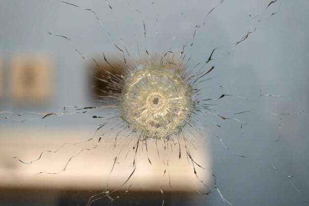 Solo exhibition Music of the Mind by Yoko Ono in Düsseldorf A Hole , a hole in a pane of armored glass that gives the impression of being shot through with a rifle or pistol Incidentally, K20 and K21 of the Stiftung Kunstsammlung Nordrhein Westfalen in Düsseldorf refer to art of the 20th and 21st centuries In Yoko Onos case, i