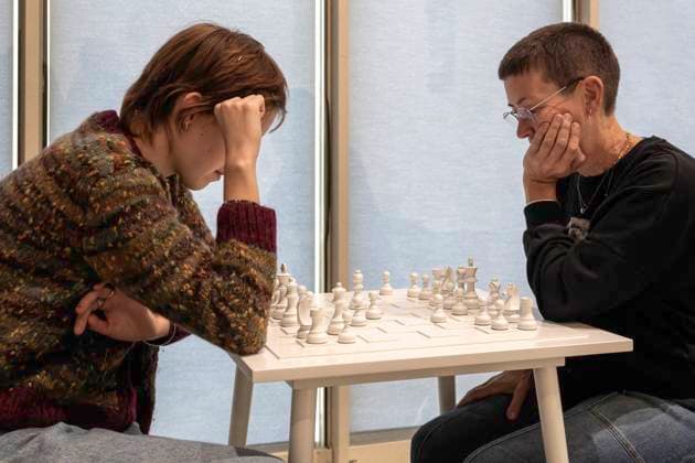 Solo exhibition Music of the Mind by Yoko Ono in Düsseldorf White Chess Set Play it Trust, a white chess set from 1966 Two visitors to the exhibition try to play and trust each other Incidentally, K20 and K21 of the Stiftung Kunstsammlung Nordrhein Westfalen in Düsseldorf refer to art of the 20th and 21st centur