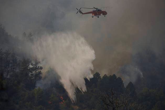 Bilder des Jahres 2024, News 10 Oktober News Themen der Woche KW40 News Bilder des Tages October 2, 2024, Korinthos, Greece: Helicopters try to control a large wildfire on the mountains above Xylokastro near Korinthos. Firefighters had to deal with scattered outbrakes and a large area was burnt. Korinthos Greece - ZUMAg221 20241002_zap_g221_020 Copyright: xNikolasxGeorgioux