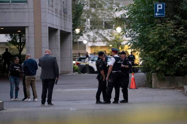 October 2, 2024, Toronto, On, Canada: Toronto Police work the scene where a police officer was shot in Toronto, on Wednesday, Oct. 2, 2024. The officer was rushed to hospital with life-threatening injuries. Toronto Canada  - ZUMAc35_ 20241002_zaf_c35_110 Copyright: xArlynxMcadoreyx