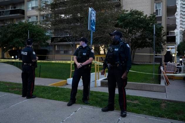 October 2, 2024, Toronto, On, Canada: Toronto Police work the scene where a police officer was shot in Toronto, on Wednesday, Oct. 2, 2024. The officer was rushed to hospital with life-threatening injuries. Toronto Canada  - ZUMAc35_ 20241002_zaf_c35_111 Copyright: xArlynxMcadoreyx