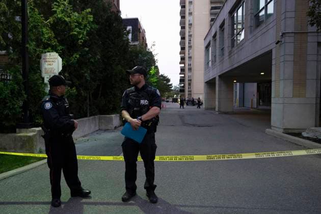 October 2, 2024, Toronto, On, Canada: Toronto Police work the scene where a police officer was shot in Toronto, on Wednesday, Oct. 2, 2024. The officer was rushed to hospital with life-threatening injuries. Toronto Canada  - ZUMAc35_ 20241002_zaf_c35_112 Copyright: xArlynxMcadoreyx