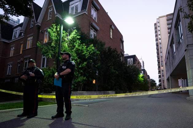 October 2, 2024, Toronto, On, Canada: Toronto Police work the scene where a police officer was shot in Toronto, on Wednesday, Oct. 2, 2024. The officer was rushed to hospital with life-threatening injuries. Toronto Canada  - ZUMAc35_ 20241002_zaf_c35_113 Copyright: xArlynxMcadoreyx