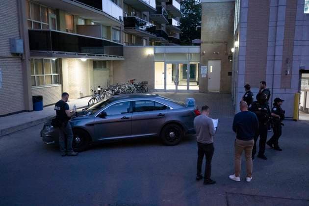October 2, 2024, Toronto, On, Canada: Toronto Police work the scene where a police officer was shot in Toronto, on Wednesday, Oct. 2, 2024. The officer was rushed to hospital with life-threatening injuries. Toronto Canada  - ZUMAc35_ 20241002_zaf_c35_122 Copyright: xArlynxMcadoreyx