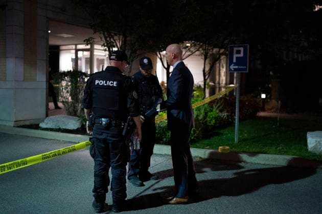 October 2, 2024, Toronto, On, Canada: Toronto Police work the scene where a police officer was shot in Toronto, on Wednesday, Oct. 2, 2024. The officer was rushed to hospital with life-threatening injuries. Toronto Canada  - ZUMAc35_ 20241002_zaf_c35_127 Copyright: xArlynxMcadoreyx