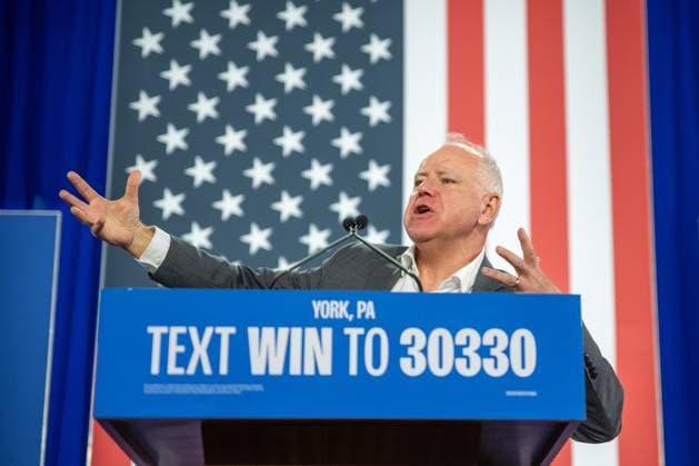 News Themen der Woche KW40 News Bilder des Tages October 2, 2024, York, Pennsylvania, USA: Governor Tim Walz (Democrat of Minnesota), the 2024 Democratic Party nominee for Vice President of the United States, makes remarks as he participates in a campaign rally at York Exposition Center™s UPMC Arena In York, Pennsylvania on Wednesday, October 02, 2024 York USA - ZUMAs152 20241002_faa_s152_001 Copyright: xDavidxMusex