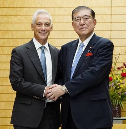 News Themen der Woche KW40 New Japan PM meets U.S. envoy Japan s new Prime Minister Shigeru Ishiba (R) shakes hands with U.S. Ambassador to Japan Rahm Emanuel at the premier s office in Tokyo on Oct. 3, 2024.  A14AA0003536953P