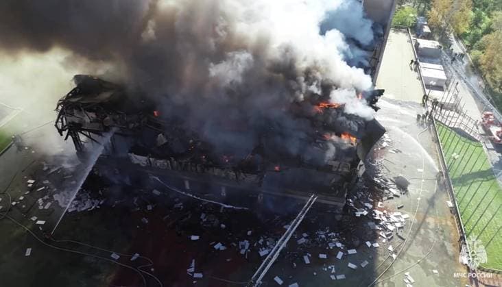 Russia Theatre Fire 8777685 03.10.2024 In this handout video grab released by the Russian Emergencies Ministry, firefighters work to extinguish a fire at the Khabarovsk Regional Musical Theater in Khabarovsk, Russia. Russian Emergency Situations Ministry Khabarovsk Russia  Copyright: xx
