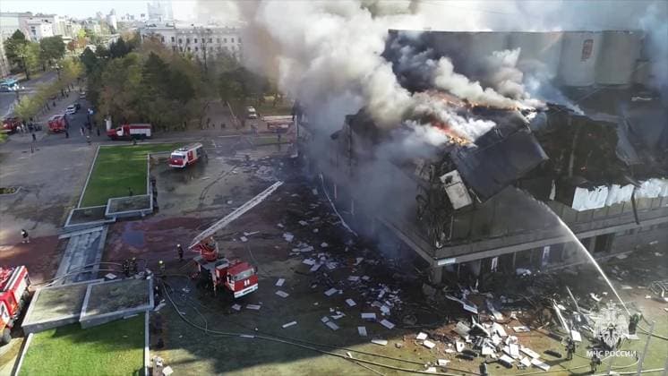 Russia Theatre Fire 8777694 03.10.2024 In this handout video grab released by the Russian Emergencies Ministry, firefighters work to extinguish a fire at the Khabarovsk Regional Musical Theater in Khabarovsk, Russia. Russian Emergency Situations Ministry Khabarovsk Russia  Copyright: xx