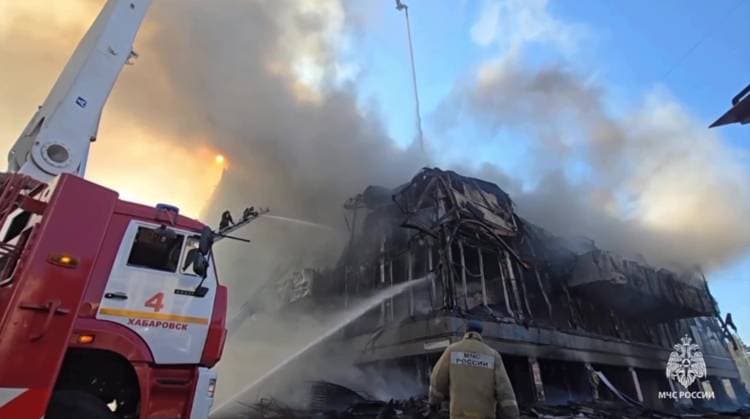 Russia Theatre Fire 8777697 03.10.2024 In this handout video grab released by the Russian Emergencies Ministry, firefighters work to extinguish a fire at the Khabarovsk Regional Musical Theater in Khabarovsk, Russia. Russian Emergency Situations Ministry Khabarovsk Russia  Copyright: xx