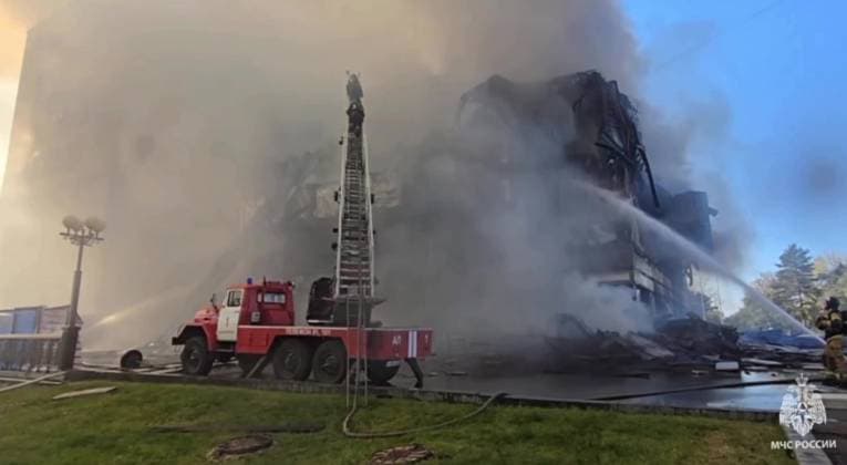 Russia Theatre Fire 8777706 03.10.2024 In this handout video grab released by the Russian Emergencies Ministry, firefighters work to extinguish a fire at the Khabarovsk Regional Musical Theater in Khabarovsk, Russia. Russian Emergency Situations Ministry Khabarovsk Russia  Copyright: xx