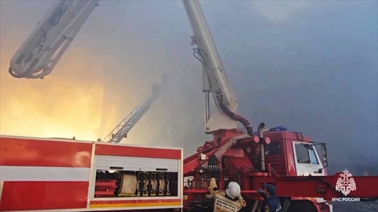Russia Theatre Fire 8777708 03.10.2024 In this handout video grab released by the Russian Emergencies Ministry, firefighters work to extinguish a fire at the Khabarovsk Regional Musical Theater in Khabarovsk, Russia. Russian Emergency Situations Ministry Khabarovsk Russia  Copyright: xx