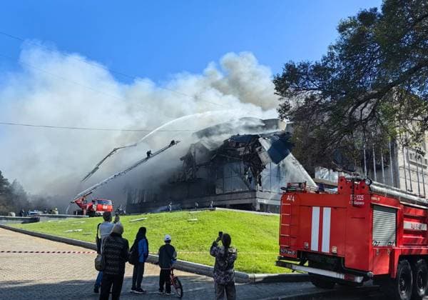 RUSSIA, KHABAROVSK - OCTOBER 3, 2024: Passers-by watch first responders battling a fire broken out at the Khabarosvk Territory Music Theatre. Sergei Ivanov TASS  74626382