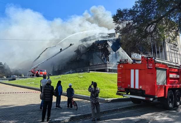 RUSSIA, KHABAROVSK - OCTOBER 3, 2024: Passers-by watch first responders battling a fire broken out at the Khabarosvk Territory Music Theatre. Sergei Ivanov TASS  74626772