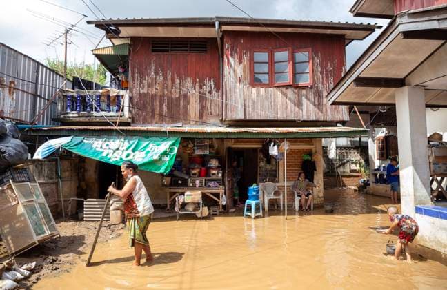 Bilder des Jahres 2024, News 10 Oktober News Themen der Woche KW40 News Bilder des Tages October 3, 2024, Chiang Mai, Thailand: Residents living along the Ping River are facing flooding as the water is overflowing due to the continuously rising water level in the Ping River in Chiang Mai, Thailand. The water level in the Ping River has risen significantly due to continuous heavy rainfall, causing flooding in some areas of Chiang Mai, especially roads and homes near the riverbank. Authorities are closely monitoring the situation and have warned the public to be cautious of flash floods. This is the second flood warning issued this year. Thailand - ZUMAs197 20241003_aaa_s197_043 Copyright: xPongmanatxTasirix
