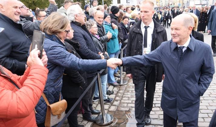 Tag der deutschen Einheit 03.10.2024, Germany, Mecklenburg-Vorpommern, Tag der deutschen Einheit, Schwerin, Staatstheater, Festveranstaltung, mit Bundespräsident, Bundeskanzler, Verfassungsgerichtpräsident, hier Bundeskanzler Olaf Scholz bei den Buergern Schwerin Mecklenburg-Vorpommern Germany *** Day of German Unity 03 10 2024, Germany, Mecklenburg Vorpommern, Day of German Unity, Schwerin, State Theater, Festive event, with Federal President, Federal Chancellor, President of the Constitutional Court, here Federal Chancellor Olaf Scholz with the citizens of Schwerin Mecklenburg Vorpommern Germany