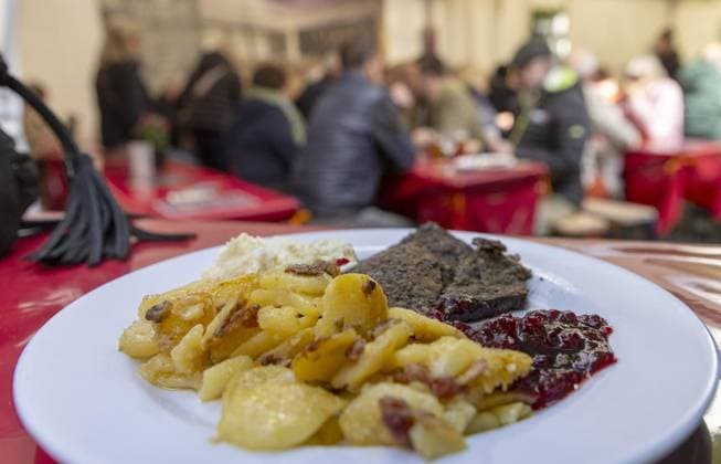 RECORD DATE NOT STATED Herbst- und Panhasfest am Donnerstag, dem 3. Oktober in der Altstadt in Hattingen. ** NUR FÜR REDAKTIONELLE ZWECKE ** EDITORIAL USE ONLY **<p>Teller Panhas mit Bratkartoffeln und Preiselbeeren auf dem Herbst- und Panhasfest am Donnerstag, dem 3. Oktober in der Altstadt in Hattingen. Deutschland NRW Hattingen Copyright: WalterxFischer *** Autumn and Panhas Festival on Thursday, October 3 in the Old Town in Hattingen FOR EDITORIAL PURPOSES ONLY p Plate of Panhas with roast potatoes and cranberries at the Autumn and Panhas Festival on Thursday, October 3 in the Old Town in Hattingen Germany NRW Hattingen Copyright WalterxFischer Copyright: WalterxFischer doc7xg9pc35stzy1n8xfl4 ,EDITORIAL USE ONLY