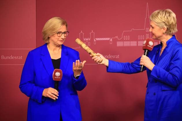 Bilder des Jahres 2024, News 10 Oktober News Themen der Woche KW40 News Bilder des Tages Feierlichkeiten zum Tag der Deutschen Einheit Schwerin, 03.10.2024 Feierlichkeiten zum Tag der Deutschen Einheit in Schwerin Ministerpräsidentin in Mecklenburg - Vorpommern, Manuela Schwesig (re) übergibt den Staffelstab für den nächsten Tag der Deutschen Einheit an Ministerpräsidentin Anke Rehlinger (SPD) an das Saarlande. Mecklenburg - Vorpommern Germany *** Celebrations to mark the Day of German Unity Schwerin, 03 10 2024 Celebrations to mark the Day of German Unity in Schwerin Minister President of Mecklenburg-Vorpommern, Manuela Schwesig re hands over the baton for the next Day of German Unity to Minister President Anke Rehlinger SPD to Saarland Mecklenburg-Vorpommern Germany Copyright: xMatthiasxGränzdörferx