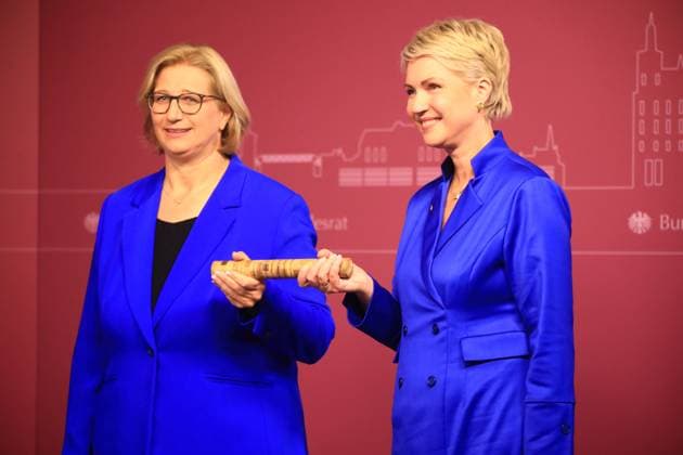 Feierlichkeiten zum Tag der Deutschen Einheit Schwerin, 03.10.2024 Feierlichkeiten zum Tag der Deutschen Einheit in Schwerin Ministerpräsidentin in Mecklenburg - Vorpommern, Manuela Schwesig (re) übergibt den Staffelstab für den nächsten Tag der Deutschen Einheit an Ministerpräsidentin Anke Rehlinger (SPD) an das Saarlande. Mecklenburg - Vorpommern Germany *** Celebrations to mark the Day of German Unity Schwerin, 03 10 2024 Celebrations to mark the Day of German Unity in Schwerin Minister President of Mecklenburg-Vorpommern, Manuela Schwesig re hands over the baton for the next Day of German Unity to Minister President Anke Rehlinger SPD to Saarland Mecklenburg-Vorpommern Germany Copyright: xMatthiasxGränzdörferx