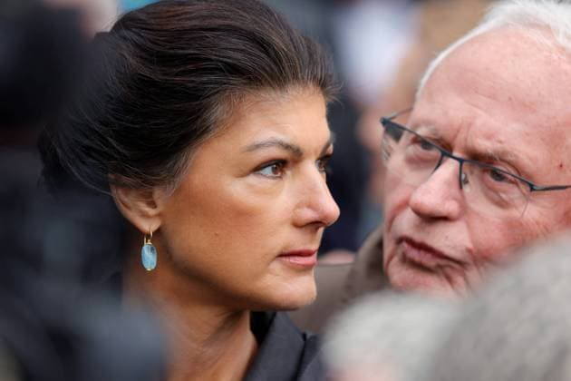 BSW-Parteivorsitzende Sahra Wagenknecht, Oskar Lafontaine, Deutschland, Berlin, Großen Stern, Friedensdemo am 3. Oktober, Sahra Wagenknecht redet bei Abschlusskundgebung *** BSW party leader Sahra Wagenknecht, Oskar Lafontaine, Germany, Berlin, Großer Stern, peace demonstration on October 3, Sahra Wagenknecht speaks at closing rally