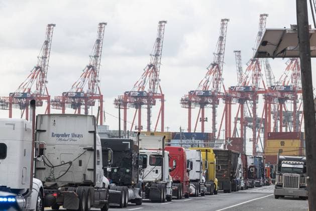 October 3, 2024, Newark, New Jersey, USA: Over two dozen truckers drove past the Longshoremen s pickett line in support of their strike at the dock workers port Newark location. A lengthy shutdown could raise prices on goods around the country and potentially cause shortages and price increases at big and small retailers alike as the holiday shopping season. Newark USA - ZUMAp140 20241003_zap_p140_011 Copyright: xBrianxBranchxPricex
