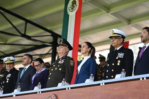 News Themen der Woche KW40 News Bilder des Tages October 3, 2024, Mexico, Mexico, USA: Mexico s President Claudia Sheinbaum (C) flanked by Mexico s Defense Minister Ricardo Trevilla Trejo (L) and Secretary of the Navy Raymundo Pedro Morales Angeles (R) during the military inauguration ceremony of Claudia Sheinbaum as Supreme Commander-in-Chief of the Mexican Armed Forces, at the Campo Marte Military Camp, in Mexico City, Mexico on October 03, 2024. PRESIDENCIA POOL PI Mexico USA - ZUMAp124 20241003_zaa_p124_053 Copyright: xPresidenciax