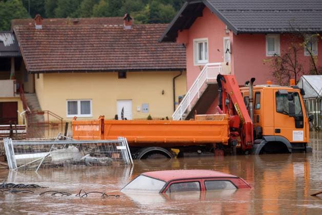 News Themen der Woche KW40 Flood in Bosnia and Herzegovina A view of car submerged in flood waters after heavy rain in Kiseljak, Bosnia and Herzegovina, on October 4, 2024.  ArminxDurgut PIXSELL