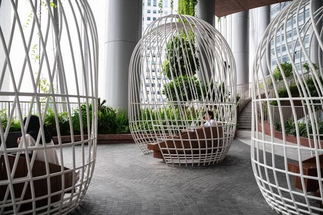 01 08 2023, Singapore, Republic of Singapore, Asia People sit at tables in birdcage-like seating areas on one of four levels of the Green Oasis vertical garden in the new CapitaSpring skyscraper in the central business center at Raffles Place The building was designed by Danish architecture firm Bjarke Ingels Group BIG
