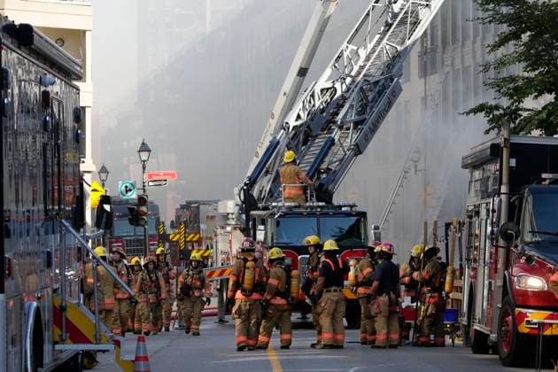 News Themen der Woche KW40 News Bilder des Tages October 4, 2024, Montreal, Pq, CANADA: Firefighters battle a fire in Old Montreal on Friday, Oct.4, 2024. Montreal police are investigating a major fire that broke out early this morning in a century-old building in Old Montreal, leaving at least one person in hospital. Montreal CANADA  - ZUMAc35_ 20241004_zaf_c35_033 Copyright: xRyanxRemiorzx