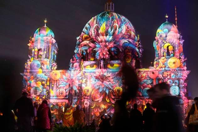 Bilder des Jahres 2024, News 10 Oktober News Themen der Woche KW40 Der Berliner Dom beim Festival of Lights 2024. Das Festival of Lights Berlin gehört zu den bekanntesten Lichtfestivals weltweit. Es ist ein kostenloser Event in Berlin, der jährlich im Herbst stattfindet und 10 Tage lang bekannte Berliner Sehenswürdigkeiten durch Illuminationen, lichtkünstlerische Projektionen und 3D-Mappings aufwändig in Szene setzt. Berlin, 04.10.2024 *** The Berlin Cathedral at the Festival of Lights 2024 The Festival of Lights Berlin is one of the best-known light festivals in the world It is a free event in Berlin that takes place annually in the fall and puts famous Berlin sights in the limelight for 10 days with illuminations, artistic light projections and 3D mappings Berlin, 04 10 2024 Foto:xT.xBartillax xFuturexImagex lights_4007