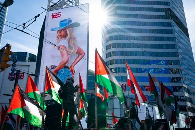 October 5, 2024, Toronto, On, Canada: People protest in support of Palestine in Toronto on Saturday, October 5, 2024. Toronto Canada  - ZUMAc35_ 20241005_zaf_c35_091 Copyright: xArlynxMcadoreyx