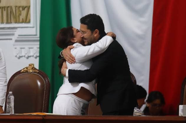 Outgoing Mexico City Head of Government MartoÂ­ Batres and incoming Mexico City Head of Government Clara Brugada Molina during the swearing-in ceremony at the Congress of Mexico City. on October 5, 2024 in Mexico City, Mexico. Mexico City Mexico - ZUMAe321 20241005_zia_e321_069 Copyright: xCarlosxSantiagox
