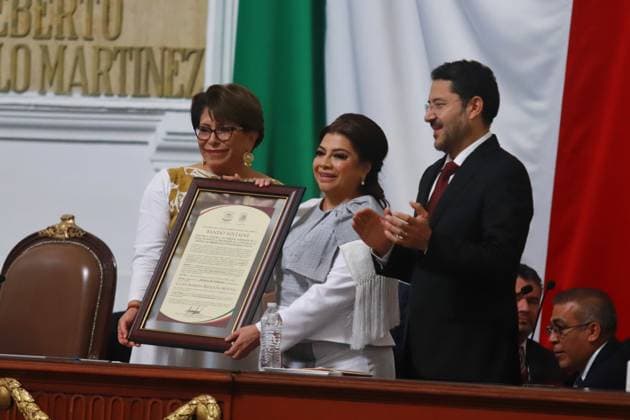 Clara Brugada Molina, receives the certificate that endorses her as Head of Government of Mexico City. during the swearing-in ceremony at the Congress of Mexico City. on October 5, 2024 in Mexico City, Mexico. Mexico City Mexico - ZUMAe321 20241005_zia_e321_063 Copyright: xCarlosxSantiagox