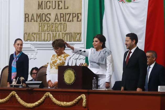 Incoming MexicoÃ¢â‚¬â ¢s Presiden Claudia Sheinbaum Pardo (L) and outgoing Mexico City Head of Government MartoÂ­ Batres (R) are seen while Clara Brugada Molina, is sworn in as the new Mexico City Head of Government during the swearing-in ceremony at the Congress of Mexico City. on October 5, 2024 in Mexico City, Mexico. Mexico City Mexico - ZUMAe321 20241005_zia_e321_067 Copyright: xCarlosxSantiagox