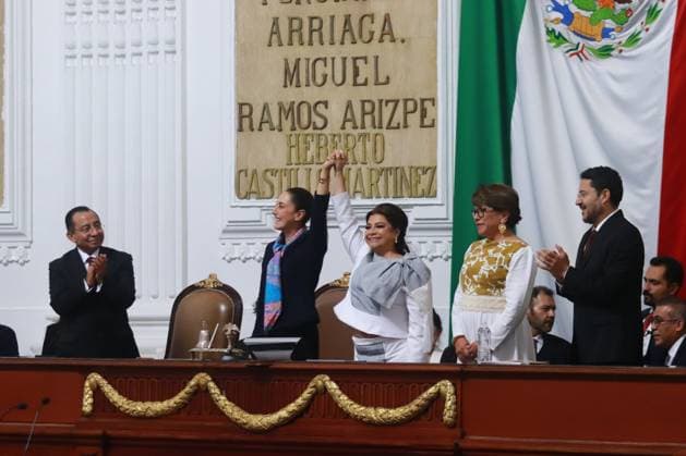 First female MexicoÃ¢â‚¬â ¢s President Claudia Sheinbaum Pardo lifts the hand of incoming Mexico City Head of Government Clara Brugada Molina during the swearing-in ceremony at the Congress of Mexico City. on October 5, 2024 in Mexico City, Mexico. Mexico City Mexico - ZUMAe321 20241005_zia_e321_081 Copyright: xCarlosxSantiagox