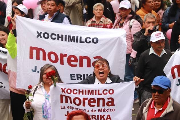 A woman shows her support as waiting for the leave of incoming Mexico City Head of Government Clara Brugada Molina during the swearing-in ceremony outside the Congress of Mexico City. on October 5, 2024 in Mexico City, Mexico. Mexico City Mexico - ZUMAe321 20241005_zia_e321_096 Copyright: xCarlosxSantiagox