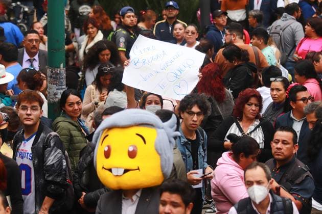 Hundred of people waiting for the leave of incoming Mexico City Head of Government Clara Brugada Molina during the swearing-in ceremony outside the Congress of Mexico City. on October 5, 2024 in Mexico City, Mexico. Mexico City Mexico - ZUMAe321 20241005_zia_e321_097 Copyright: xCarlosxSantiagox